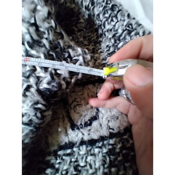 BEAUTIFUL HANDMADE SWEATER VINTAGE MADE IN KOREA BLACK AND WHITE FREE SIZE - Picture 5 of 6